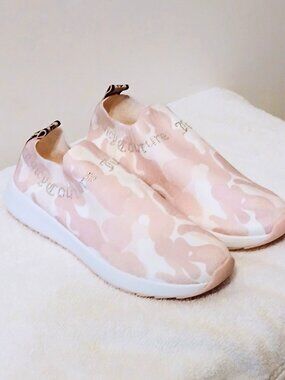Size 7.5 JUICY COUTURE Ladies Slip-on SNEAKERS - NWOT